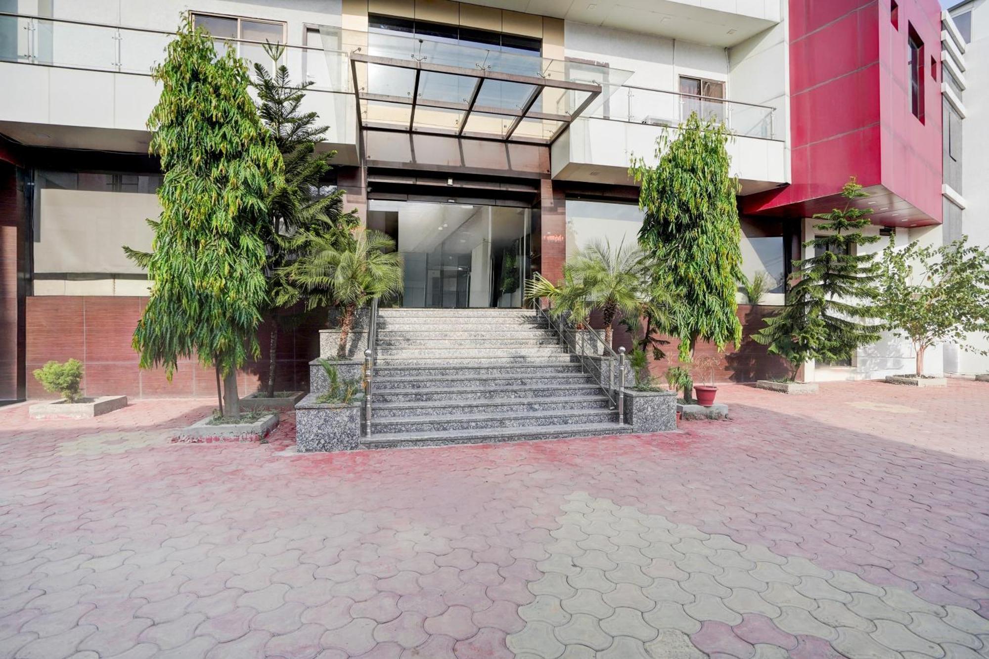 Super Townhouse Lalghati Near Airport ボーパール エクステリア 写真